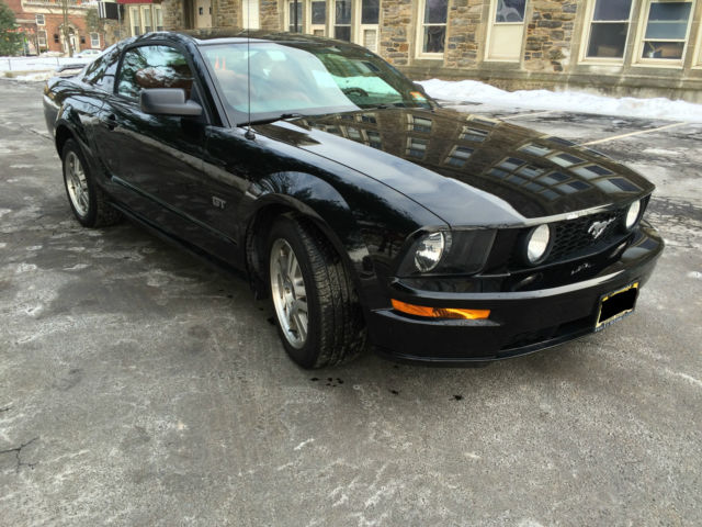 2005 Ford Mustang Gt Coupe 4 6 L V8 Automatic Black W Red