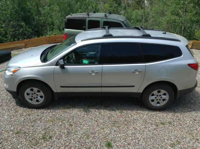 2010 Silver AWD Chevy Traverse LS