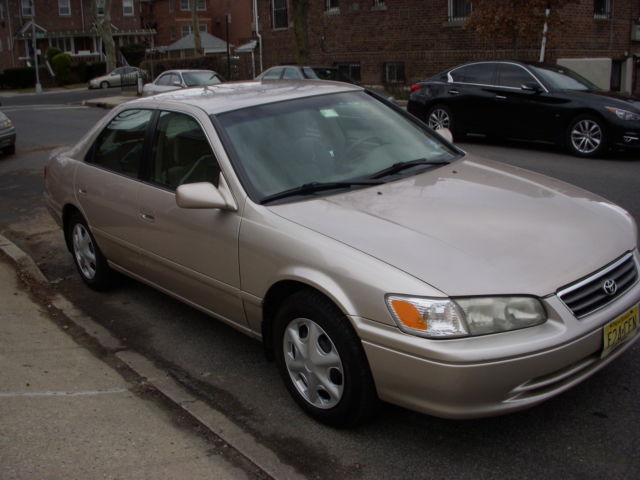 2001 Toyota Camry Clean (Low mileage)