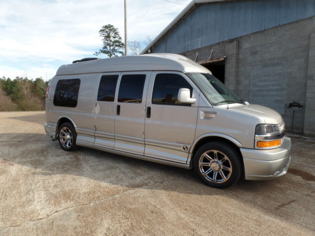 Пассажир шевроле. Chevrolet Express r20. Chevrolet Express Explorer Limited. Chevrolet Express 2020. Шевроле экспресс 2024.