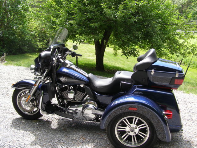 2013 Triglide Ultraclassic, FLHTCUTG, Royal Blue, Pin-striping