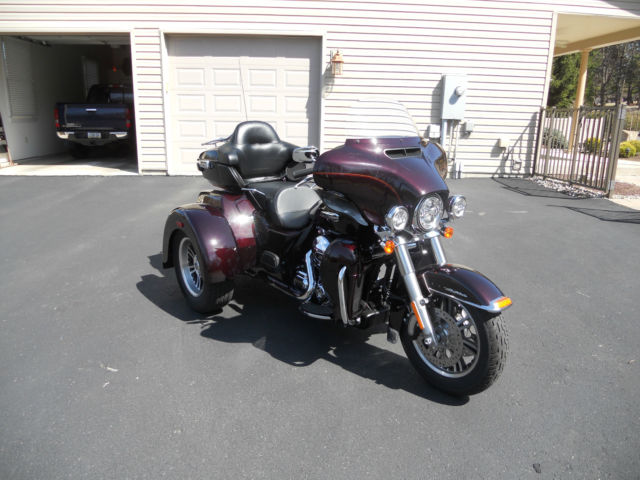 2014 Harley Tri Glide, ( Blackened Cayenne ) 4500 miles, Like New