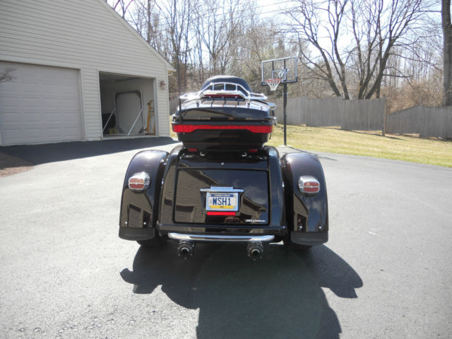 2014 Harley Tri Glide, ( Blackened Cayenne ) 4500 miles, Like New