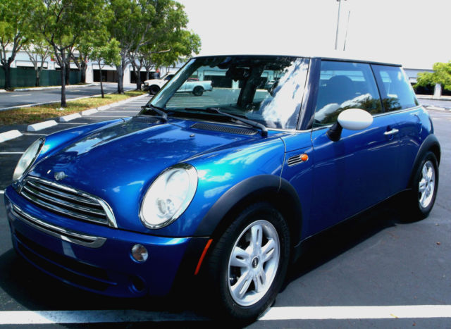 Gorgeous MINI COOPER**Automatic** Panoramic Sunroof!