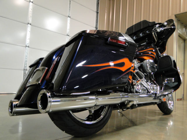 Harley Davidson CVO Screamin Eagle Street Glide VANCE & HINES EXHAUST